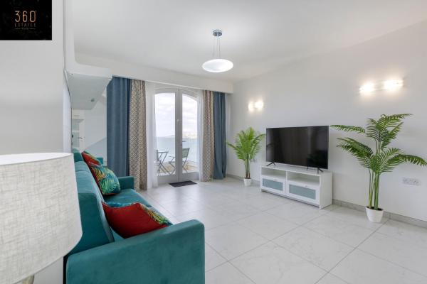 Seafront, studio home with private seaview terrace by 360 Estatesの写真3