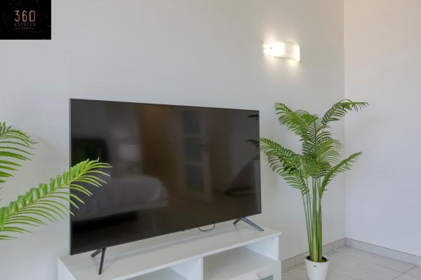 Seafront, studio home with private seaview terrace by 360 Estatesの写真9