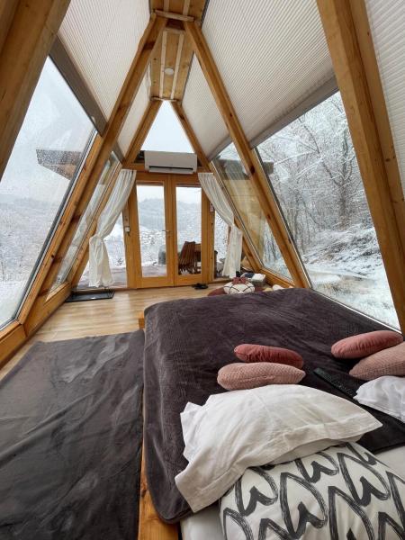 På billedet ses objektet Lovely Chalet beliggende i byen Gornja Tuzla.