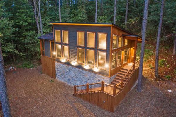 En la foto se muestra el objeto Modern Chic Design - Dreamy Couples Cabin! Hot Tub ubicado en la ciudad de Broken Bow.