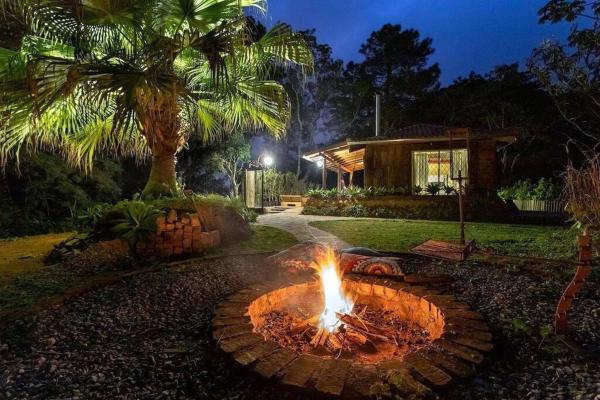 A la foto es mostra l'objecte Cabana com jacuzzi em meio a Mata Atlântica situat a la ciutat de Inglesa.