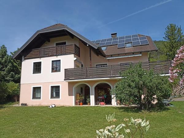 På bildet vises objektet Großzügiges Landhaus im Grünen som ligger i byen Oed.