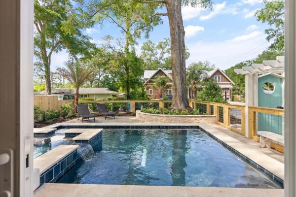 A la foto es mostra l'objecte Patsy's Patios By The Sea - 101 Demere Oaks Circle situat a la ciutat de Demere Park.