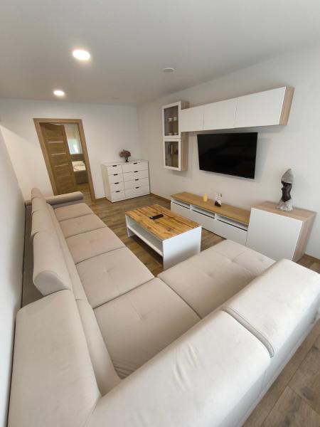 Na fotografii je vidět objekt Tukas Apartment nacházející se ve městě Puskelniai.