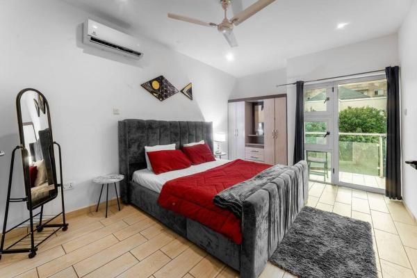 A la foto es mostra l'objecte Cozy Artsy Townhome 1 bedroom situat a la ciutat de Ashalebotwe.