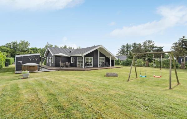 På bilden syns objektet 3 Bedroom Cozy Home In Tarm som ligger i staden Høje Sande.
