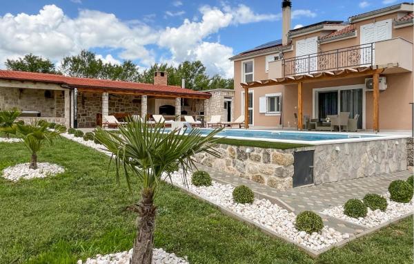 A la foto es mostra l'objecte Awesome Home In Ruzic With Jacuzzi situat a la ciutat de Gradac.