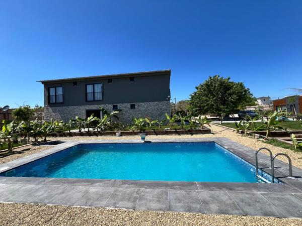 På billedet ses objektet Aden Garden Otel beliggende i byen Çeşme.