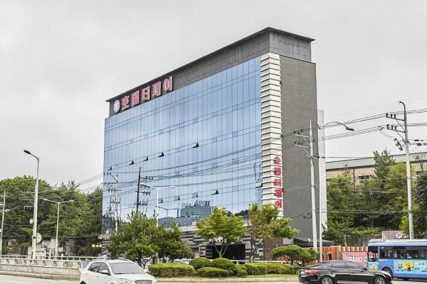 Kuvassa näkyy kohde TJ Hotel, joka sijaitsee kaupungissa Pakkosi.