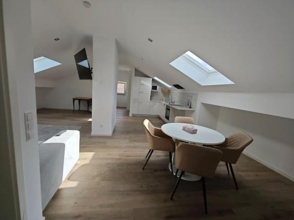 Na foto é possível ver o objeto Möbilierte Dachgeschosswohnung localizado na cidade de Nanzdietschweiler.