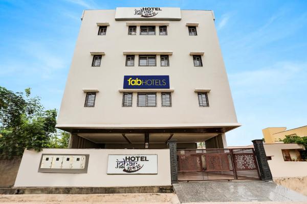 A la foto es mostra l'objecte FabHotel Johar Inn situat a la ciutat de Raipur.