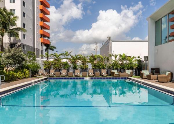 A la foto es mostra l'objecte DoubleTree by Hilton Miami North I-95 situat a la ciutat de Miami.