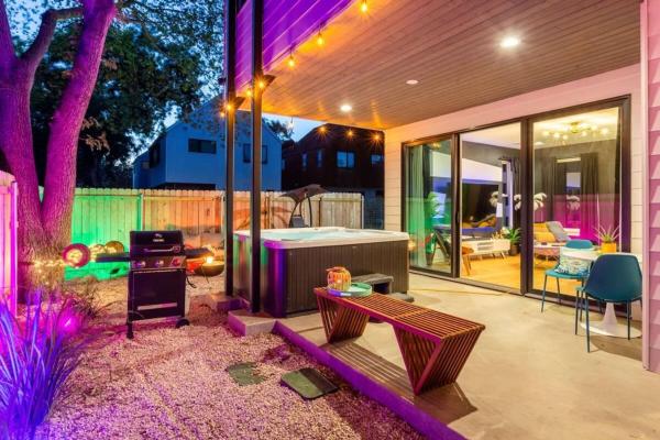 A la foto es mostra l'objecte Stylish Clubhouse Retreat w Hot Tub near Downtown situat a la ciutat de Austin.