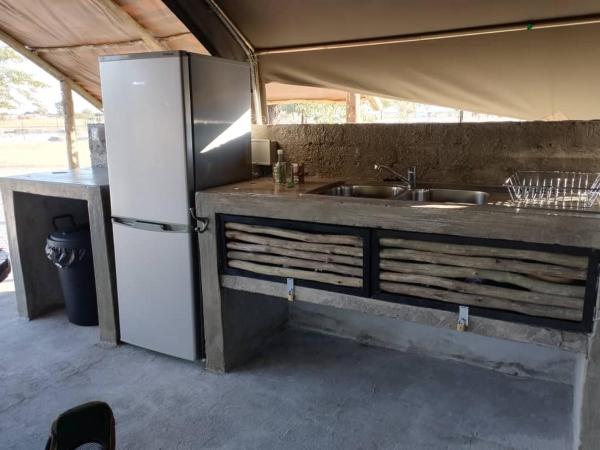 A la foto es mostra l'objecte Okuti Kwa Dala Self-Catering Accommodation situat a la ciutat de Okatana.