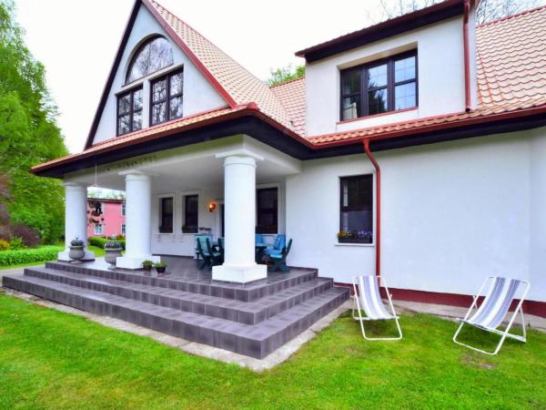 Na zdjęciu widoczny jest obiekt Villa in Kr g near Knight's Castle położony w mieście Polanów.