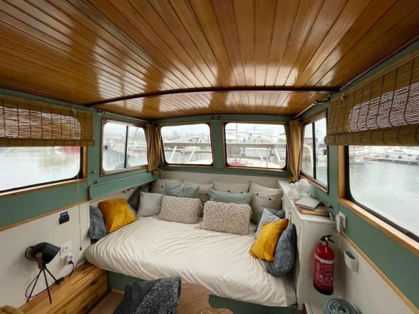 På billedet ses objektet Péniche cocoun beliggende i byen Valence.