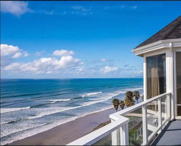 På billedet ses objektet Serene 6000sf 8br-8ba Oceanfront Luxury Villa with 75' Frontage beliggende i byen Encinitas.