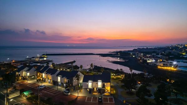 A la foto es mostra l'objecte Jeju Badayeon Villa situat a la ciutat de Kama-ri.