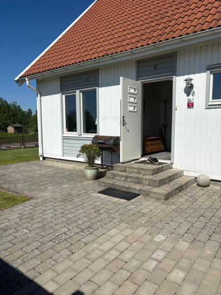 На фото показан объект Ausås Ängelholm, расположенный в городе Осторп.