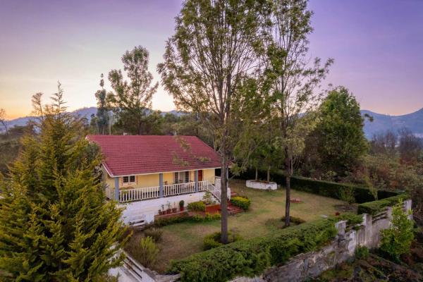 A la foto es mostra l'objecte StayVista at Casa Pinnacle - Pet Friendly Home with Lawn situat a la ciutat de Ketti.