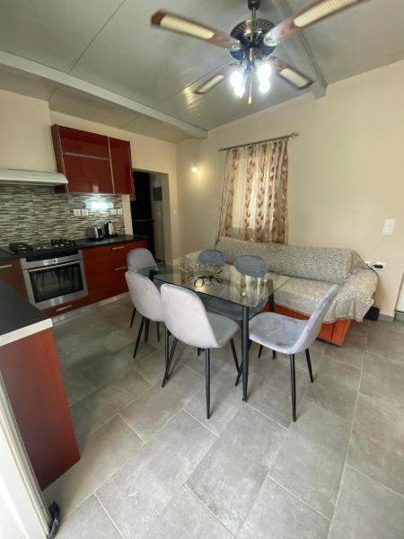 A la foto es mostra l'objecte Sappir House situat a la ciutat de Pigadhákia.