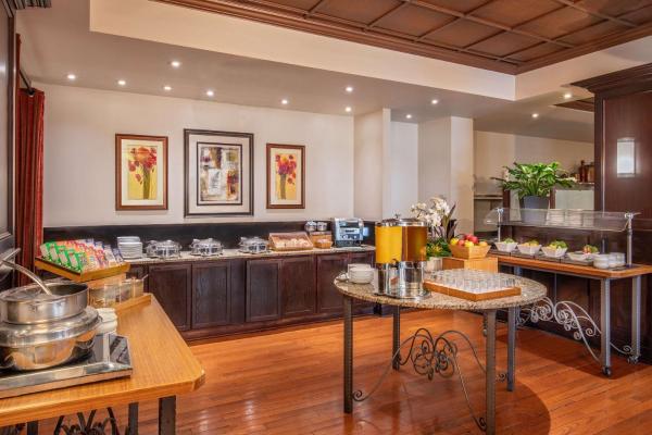 DoubleTree by Hilton Hotel and Conference Center Chicago North Shore photo 4