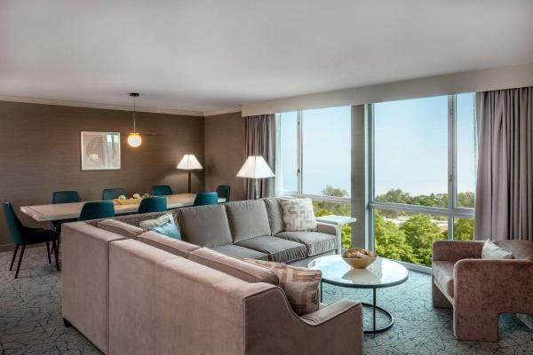 DoubleTree by Hilton Hotel and Conference Center Chicago North Shore photo 8