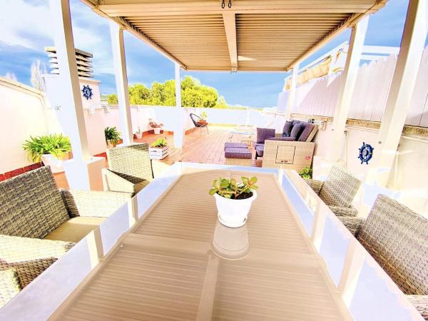 A la foto es mostra l'objecte TheHavenEscape Penthouse Pool & Sea View near Barcelona situat a la ciutat de Coma-ruga.