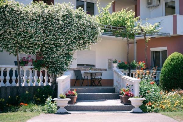 Na foto é possível ver o objeto Monikas Village Appartments localizado na cidade de Ulcinj.