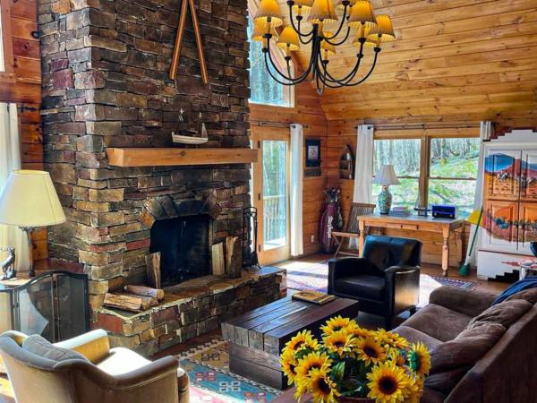 A la foto es mostra l'objecte Spacious Log Cabin With Creek 2 Min From Ski Resort situat a la ciutat de Swiss.