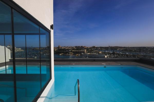 写真にはスリーマ市にあるVerdi Gzira Promenadeが写っています。