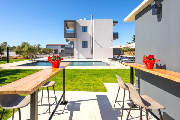 Na zdjęciu widoczny jest obiekt Luxury Oasis in Chania - Private Pool, BBQ & Garden by WeHome położony w mieście Galangádhos.