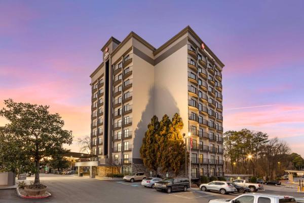 På billedet ses objektet Best Western Plus Atlanta Airport East beliggende i byen Atlanta.