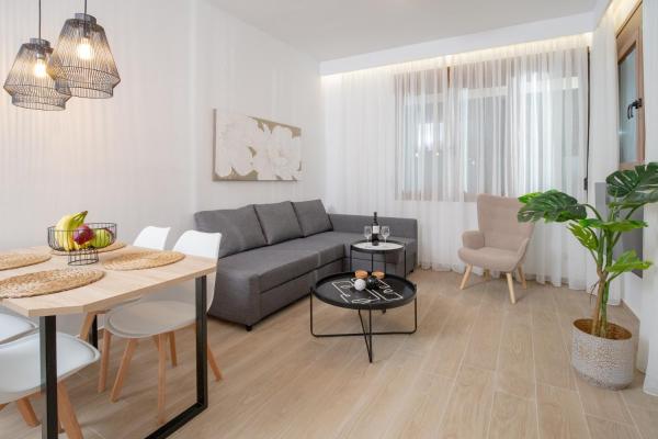 A la foto es mostra l'objecte Memories Suites - Charming Suite with Sea View situat a la ciutat de Pilalímata.