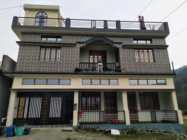 A la foto es mostra l'objecte Prizm Homestay situat a la ciutat de Dharāsu.