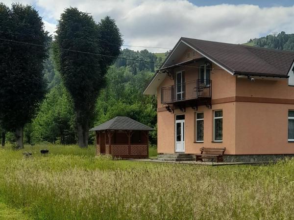 Στη φωτογραφία φαίνεται το αντικείμενο Будинок в пейзажній місцевості που βρίσκεται στην πόλη Krivorovnya.