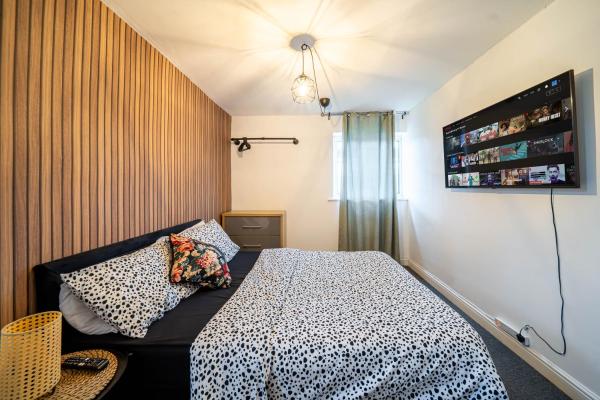 A la foto es mostra l'objecte COMFORTABLE SPARE ROOM with KING SIZE BED, Near Sheffield Centre situat a la ciutat de Heeley.