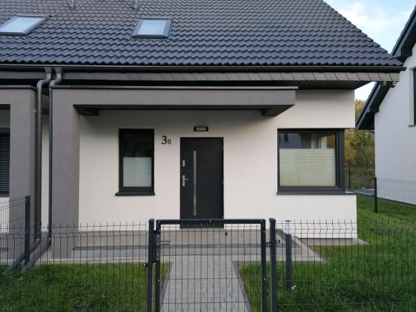 Na zdjęciu widoczny jest obiekt Apartament Różana 9 położony w mieście Rowy.