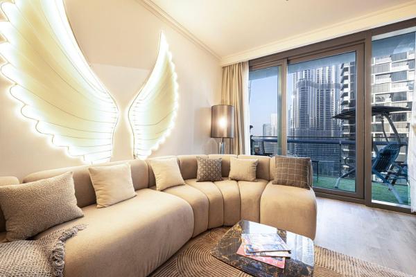 Na zdjęciu widoczny jest obiekt Elite Class 2BR Luxe Burj khalifa View Big living room położony w mieście Dubaj.