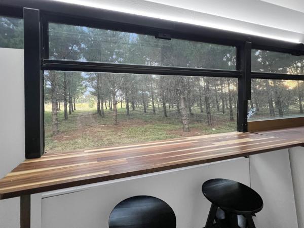På billedet ses objektet Bussie McBusFace, converted bus in Little River beliggende i byen Lara.