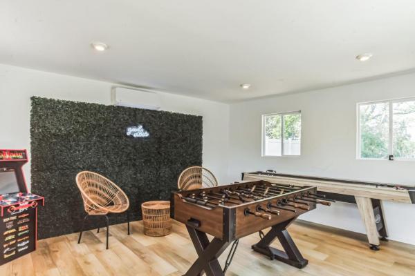 Na fotografii je vidět objekt Modern Log Cabin at the beach with Hot Tub, Game Room and Fire Pit nacházející se ve městě Miami Beach.