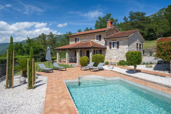 Kuvassa näkyy kohde Luxury villa with a swimming pool Kozljak, Central Istria - Sredisnja Istra - 3399, joka sijaitsee kaupungissa Plomin.