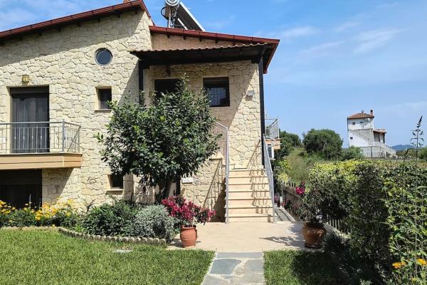 A la foto es mostra l'objecte Dreamhouse Georgia situat a la ciutat de Kassandria.