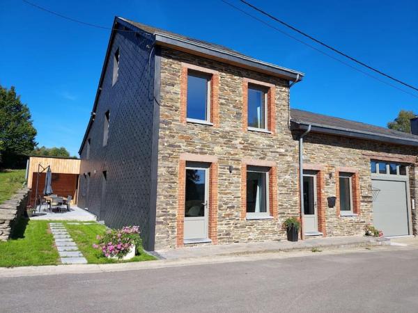 The photo shows the Le Courtil Gîte rural located in the city of Gros-Fays.