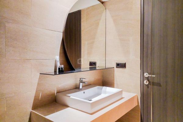 写真にはKramat市にあるBest Deal and Homey 1BR Apartment Carstensz Residence By Travelioが写っています。