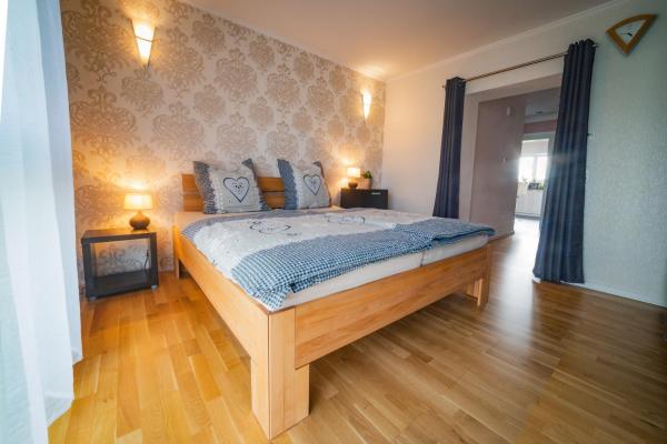 På billedet ses objektet Große Ferienwohnung, Klima in den Schlafzimmern, 3 Zimmer, Balkon & große Küche - In Seenähe, schnell in der Stadt beliggende i byen Leipzig.