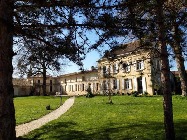 Na fotografii je vidět objekt Demeure de charme proche Saint-Emilion - Piscine et Parc nacházející se ve městě Flaujagues.