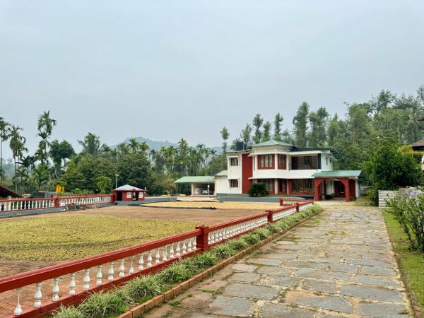 A la foto es mostra l'objecte Kenjige villa situat a la ciutat de Chikmagalur.
