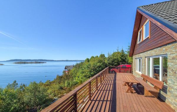Kuvassa näkyy kohde Awesome Home In Sveio With Wifi, joka sijaitsee kaupungissa Espevær.