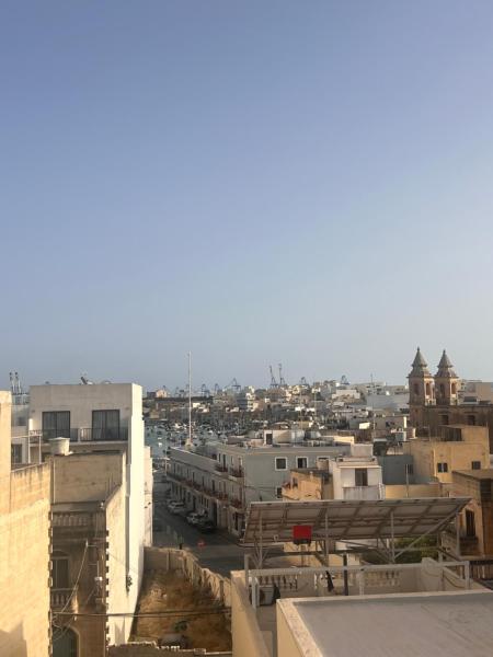 A la foto es mostra l'objecte Stella Maris Mansions situat a la ciutat de Marsaxlokk.